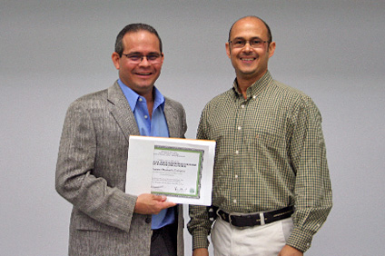 El doctor José Vega junto a Francisco Hernández, sacerdote director de la Casa Manresa en Aibonito, quien también recibió su certificación.