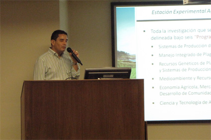 El doctor Héctor Santiago Anadón, decano y director del Colegio de Ciencias Agrícolas, ofreció un recuento histórico de la aportación de la Estación Experimental Agrícola.