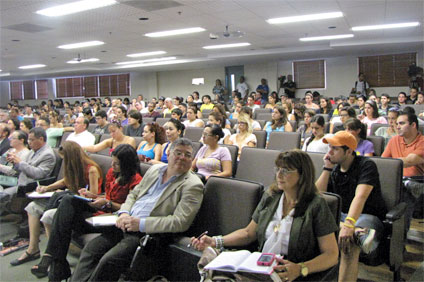 El Foro, organizado por el Senado Académico, tuvo lugar en el Anfiteatro de Administración de Empresas ante una concurrida audiencia.