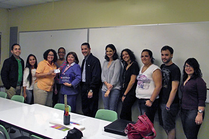 La doctora Lissette Rolón, tercera desde la izquierda, recibe el donativo de la Fundación del Banco Popular de Puerto Rico. Los acompañan parte del equipo de trabajo del CUA.