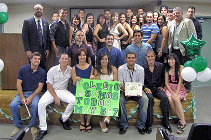 Parte del grupo de jóvenes que organizó el Festival Colegio Somos Todos, acompañados del rector interino del RUM, Jorge Rivera Santos; el decano de ADEM, Héctor Bravo Vick; y la profesora Norma Ortiz.