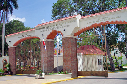 Los instrumentos fueron ubicados en diferentes recintos de la UASD. En la foto la entrada del Recinto de San Juan de la Maguana.