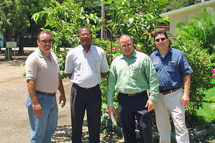El doctor Martínez Cruzado (a la derecha) acompañado por el ingeniero Jaffet Martínez (a la izquierda), sismólogo y directivos de la UASD en el centro.