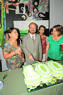 El rector interino del RUM, doctor Jorge Rivera Santos, hizo el corte simbólico que marcó el conteo regresivo a una semana de la celebración. Observa Rocío Zapata (derecha), presidenta del Comité de Centenario. A la derecha, Yamileth Valentín, en representación de la Asociación Alumni.