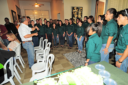 El coro Corium Canticus, dirigido por el profesor Edgar A. Vélez Montes, interpretó el Himno Colegial.