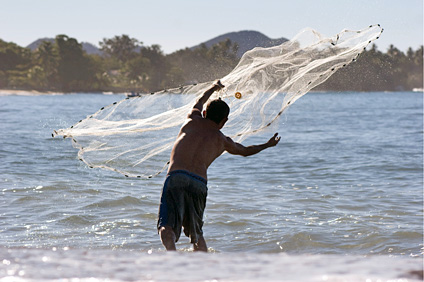 Pesca con atarraya - Foto por Oliver Bencosme Palmer