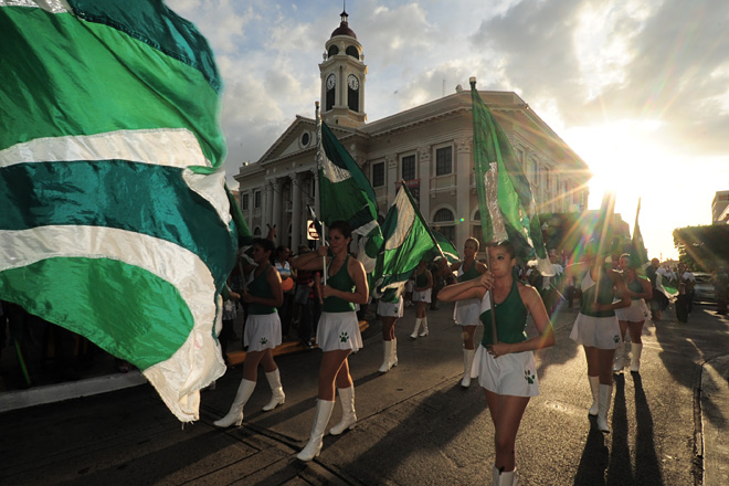 La Parada Centenaria, encabezada por las Abanderadas y la Banda Colegial lleg&oacute; hasta el casco urbano del pueblo de Mayag&uuml;ez.<br>Foto Carlos D&iacute;az / Prensa RUM