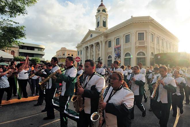La Banda march&oacute; desde la Antigua Pista Atl&eacute;tica hasta la Plaza Col&oacute;n de Mayag&uuml;ez.<br>Foto Carlos D&iacute;az / Prensa RUM