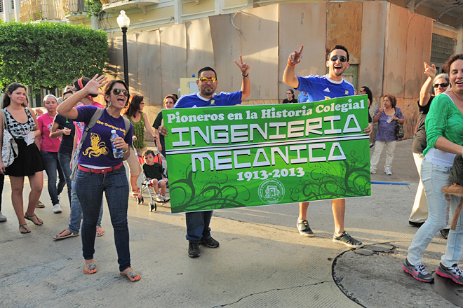 Estudiantes de diferentes departamentos y asociaciones estudiantiles tambi&eacute;n participaron en la parada.<br>Foto Carlos D&iacute;az / Prensa RUM
