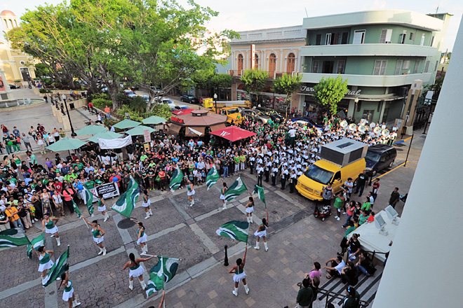 Las Abanderadas y la Banda, deleitaron a los que se congregaron cerca de la Plaza Col&oacute;n para ser parte de la celebraci&oacute;n centenaria.<br>Foto Carlos D&iacute;az / Prensa RUM