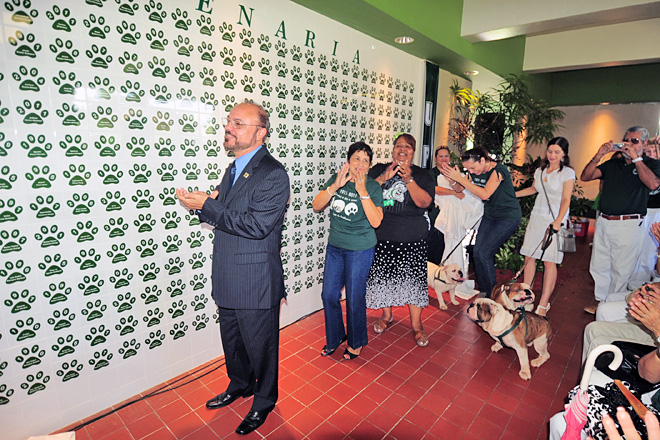 El rector interino, Jorge Rivera Santos, durante la develaci&oacute;n oficial de la Pared Centenaria junto a algunos integrantes del Comit&eacute; para la Celebraci&oacute;n.<br>Foto Carlos D&iacute;az / Prensa RUM