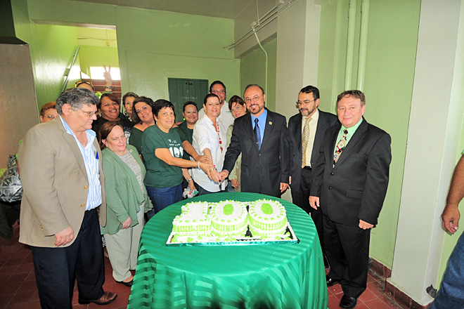 Al final de los actos, se cort&oacute; el tradicional bizcocho de cumplea&ntilde;os. En la foto, los principales funcionarios y miembros del Comit&eacute; para la Celebraci&oacute;n del Centenario.<br>Foto Carlos D&iacute;az / Prensa RUM