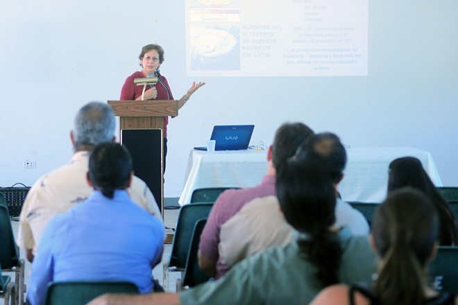 La profesora Carmen Gonz&aacute;lez dict&oacute; la charla <em>Cambio clim&aacute;tico: Realidad o Utop&iacute;a</em>.<br>Carlos D&iacute;az / Prensa RUM