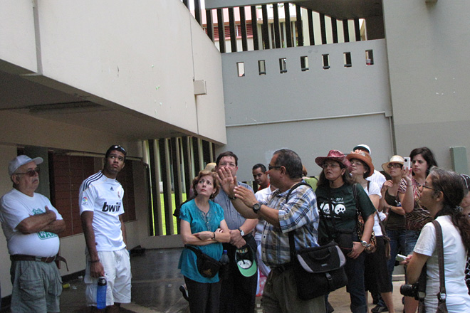 En el recorrido de arquitectura, tambi&eacute;n visitaron el Edificio Carlos E. Chard&oacute;n.<br>Mariam Ludim Rosa V&eacute;lez / Prensa RUM