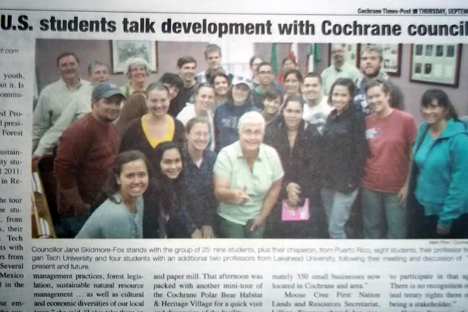 La visita de los colegiales fue rese&ntilde;ada en el peri&oacute;dico <em>Cochrane Times Post</em>.<br>Suministrada