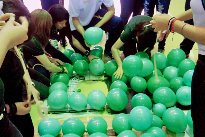 La misi&oacute;n de los alumnos era construir, con globos, un modelo de un sistema de purificaci&oacute;n de agua.<br>Suministrada