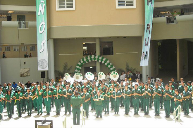 La Banda y Abanderadas del Colegio interpretaron varias melod&iacute;as que avivaron el esp&iacute;ritu colegial.<br>Yomarachaliff Luciano