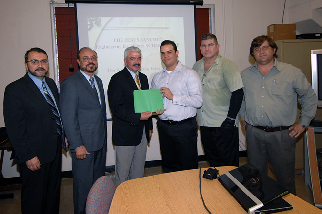 <em>Boeing</em> entreg&oacute; una beca de Excelencia en Ingenier&iacute;a, en nombre de Jes&uacute;s S&aacute;nchez, al estudiante Luis Mercado (al centro), le entrega la d&aacute;diva el ingeniero Jos&eacute; Font. Los acompa&ntilde;an desde la izquierda el decano Jaime Seguel y el rector interino Jorge Rivera Santos.  A la derecha de Luis, Pedro S&aacute;nchez y Gustavo Guti&eacute;rrez.<br>Carlos D&iacute;az / Prensa RUM