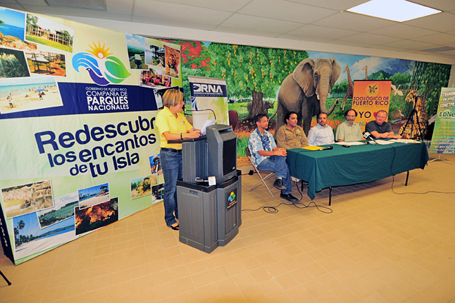 En la conferencia, se anunci&oacute; que el Zool&oacute;gico contar&aacute; con una exhibici&oacute;n de la cotorra puertorrique&ntilde;a. Desde la izquierda, los doctores Miguel A. Garc&iacute;a, director del Servicio Federal de Pesca y Vida Silvestre; Luis Figueroa, veterinario y curador del Zool&oacute;gico; el secretario del DRNA, Daniel J. Gal&aacute;n Kerkad&oacute;; y los doctores Mart&iacute;nez Cruzado y Oleksyk.<br>Carlos D&iacute;az / Prensa RUM