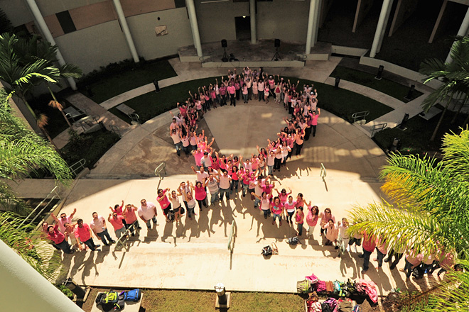 Decenas de estudiantes, profesores y empleados de ADEM formaron un lazo humano rosado en solidaridad de la prevenci&oacute;n del c&aacute;ncer del seno.<br>Carlos D&iacute;az / Prensa RUM