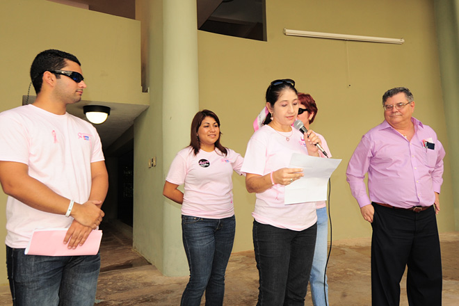 Irma P&eacute;rez, de ADEM ley&oacute; un mensaje de agradecimiento que la profesora Gail D&iacute;az (atr&aacute;s) quizo compartir con los presentes.<br>Carlos D&iacute;az/Prensa RUM