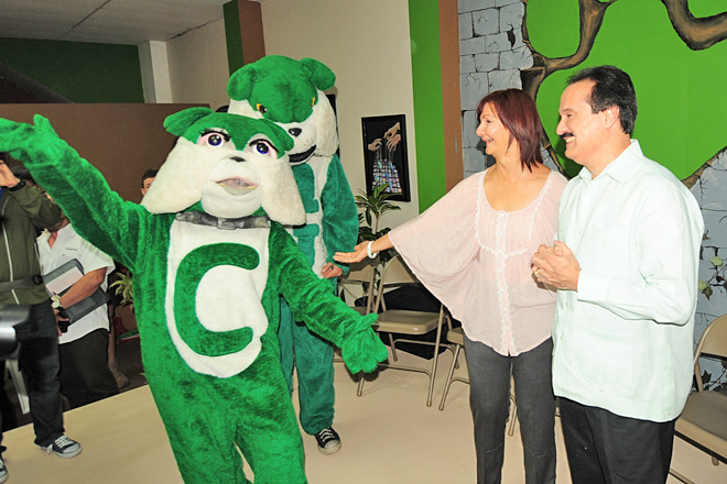 Huella Colegial es una iniciativa de la profesora Norma Ortiz (izquierda), respaldada por el alcalde de Mayag&uuml;ez, Jos&eacute; Guillermo Rodr&iacute;guez (derecha).<br>Carlos D&iacute;az / Prensa RUM