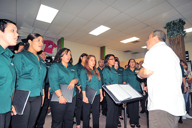 El coro Corium Canticus interpret&oacute; varias selecciones musicales, entre ellas el Himno del Colegio.<br>Carlos D&iacute;az / Prensa RUM