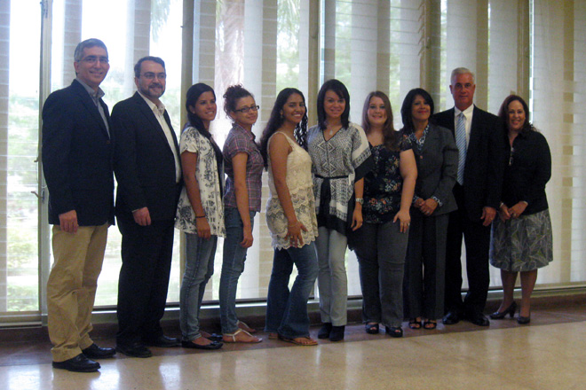 Desde la izquierda, los doctores Agust&iacute;n Rull&aacute;n y Jaime Seguel, decano asociado y decano de Ingenier&iacute;a, respectivamente; junto a cinco de las j&oacute;venes premiadas; Mar&iacute;a Vargas y N&eacute;stor Ram&iacute;rez, de <em>Xerox</em>; y la doctora Viviana Cesan&iacute;, directora interina de Ingenier&iacute;a Industrial.<br>Suministrada