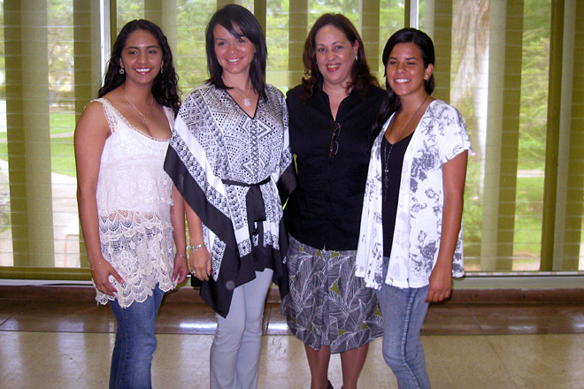 Ingenier&iacute;a Industrial cont&oacute; con la mayor cantidad de estudiantes premiadas. En el orden acostumbrado, las alumnas Enery L. Lorenzo, Tamarys N. Pacheco y Marin&eacute;s Montes (extrema derecha), acompa&ntilde;adas por la doctora Viviana Cesan&iacute;, directora interina del Departamento (tercera desde la izquierda).<br>Suministrada