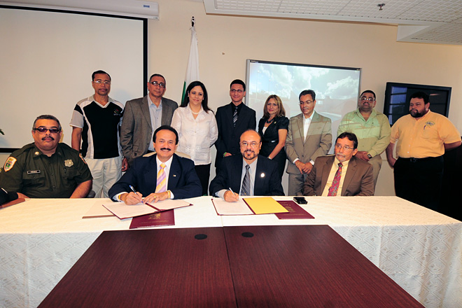 El alcalde de Mayag&uuml;ez, Jos&eacute; Guillermo Rodr&iacute;guez y el rector interino del RUM, doctor Jorge Rivera Santos firmaron dos acuerdos de colaboraci&oacute;n relacionados con el natatorio y la seguridad del campus.<br>Carlos D&iacute;az / Prensa RUM