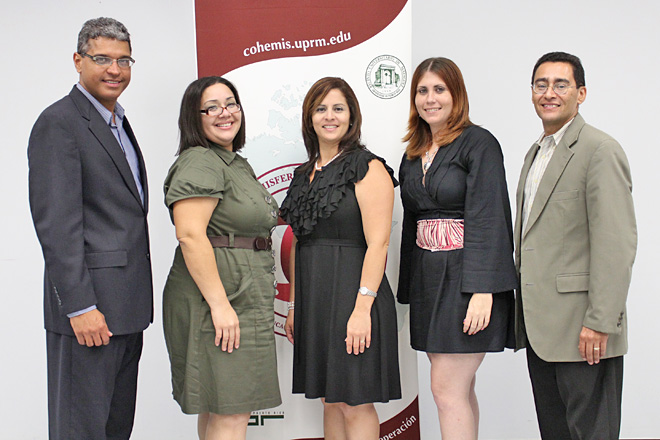 El equipo de trabajo de CoHemis lo integran, desde la izquierda: el doctor Francisco Maldonado, Zoraida Arroyo, Yamarie Hern&aacute;ndez, Denisse Negr&oacute;n y el doctor Fernando Gilbes.<br>Suministrada