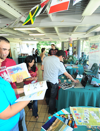 Durante la exposici&oacute;n de iniciativas internacionales, se exhibieron mesas con diversos proyectos que se realizan en el RUM.<br>Carlos D&iacute;az / Prensa RUM