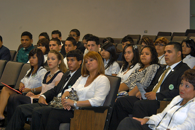 Varios de los miembros del Programa de Juventud y Clubes 4-H quienes fueron reconocidos por el Recinto Universitario de Mayag&uuml;ez.<br>Carlos D&iacute;az / Prensa RUM