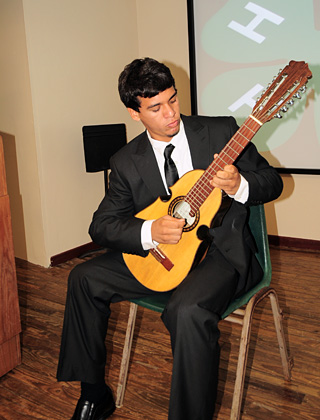 El joven guitarrista Adr&iacute;an Rosado Maldonado, socio 4-H de Las Piedras, tuvo a cargo la interpretaci&oacute;n de los himnos nacionales.<br>Carlos D&iacute;az / Prensa RUM