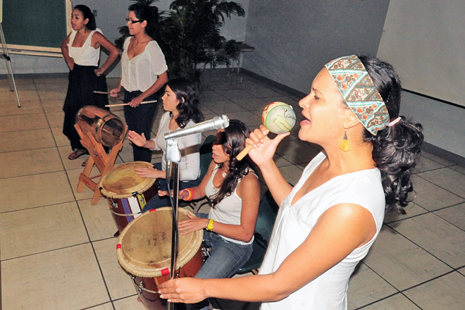 Algunas integrantes de la Escuela de Bomba del Municipio de Mayag&uuml;ez y su instructora, Jamie P&eacute;rez demostraron el legado musical negro en nuestra cultura.<br>Carlos D&iacute;az / Prensa RUM