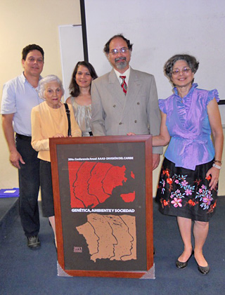 La Conferencia se dedic&oacute; al doctor Juan Mart&iacute;nez Cruzado, catedr&aacute;tico del Departamento de Biolog&iacute;a del RUM. Lo acompa&ntilde;an su madre y hermanos.<br>Suministrada