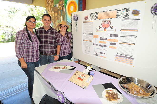 Otro de los productos presentados fue la lengua de vaca marinada <em>L-Vaca Marinnatti</em>. El equipo estuvo compuesto por Allen Torres, Yaritza Cartagena, y Michelle Palmer, de INPE.<br>Carlos D&iacute;az / Prensa RUM