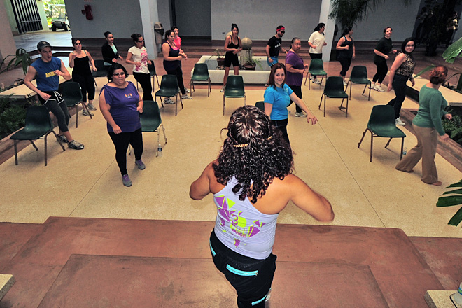 Las participantes hicieron una rutina del programa de acondicionamiento f&iacute;sico que integra el baile, Zumba.<br>Carlos D&iacute;az / Prensa RUM