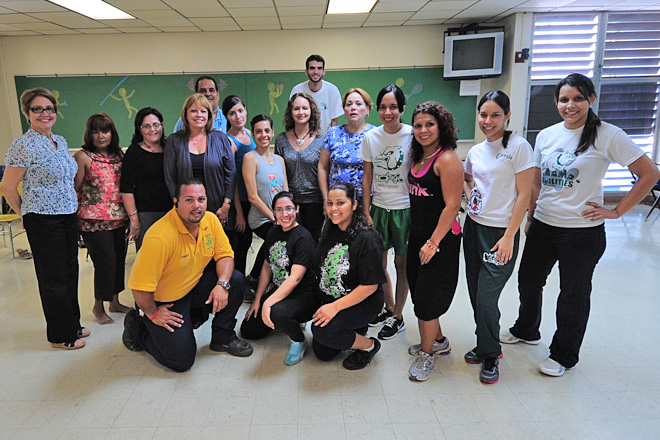 Una de las dos secciones de control de peso, a cargo de la profesora Ram&iacute;rez, primera a la izquierda, junto a los participantes y estudiantes del curso.<br>Carlos D&iacute;az / Prensa RUM