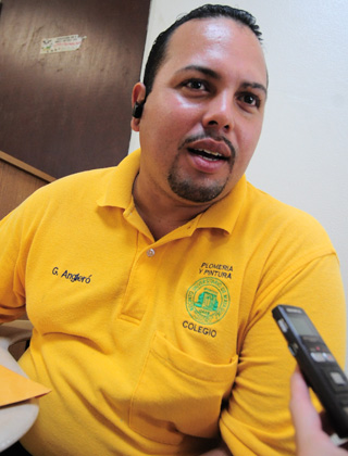 Gabriel Angler&oacute; Gonz&aacute;lez, de la secci&oacute;n de Plomer&iacute;a y Pintura, aprendi&oacute; importantes conceptos de sus h&aacute;bitos alimentarios.<br>Carlos D&iacute;az / Prensa RUM