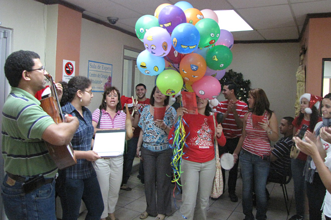 El grupo colegial, acompa&ntilde;ado de varios profesores, regal&oacute; m&uacute;sica, globos y dulces.<br>Mariam Ludim Rosa / Prensa RUM