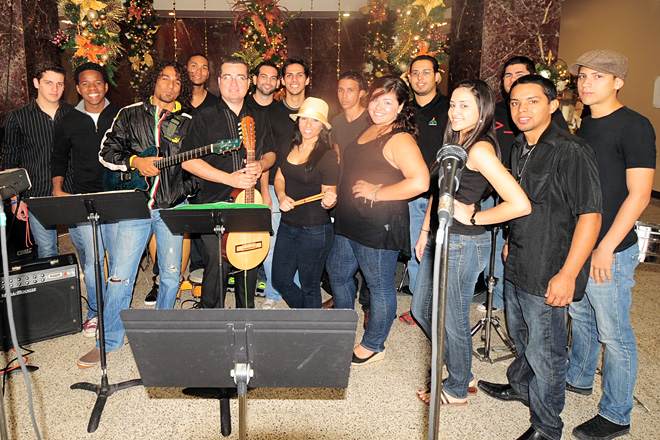 Los integrantes de la agrupaci&oacute;n colegial Alma Latina, la que invadi&oacute; el vest&iacute;bulo del Hospital Buen Samaritano de Aguadilla para encender el esp&iacute;ritu navide&ntilde;o.<br>Carlos D&iacute;az / Prensa RUM