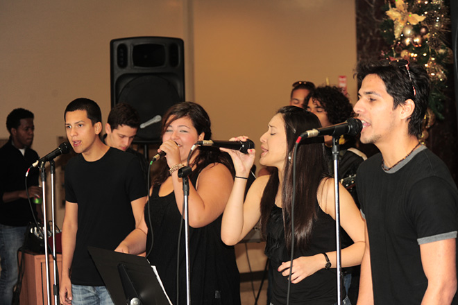 Desde la izquierda, los cantantes del grupo musical Josu&eacute; Rom&aacute;n, de Industrias Pecuarias; Ruth Mel&eacute;ndez, de Mercadeo y Gerencia; Mairim Rivera, de Econom&iacute;a; y Eliezer Rodr&iacute;guez, de Ingenier&iacute;a Civil.<br>Carlos D&iacute;az / Prensa RUM