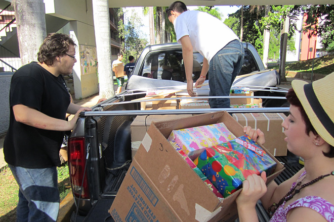 La misi&oacute;n de <em>Operation Christmas Child</em> es bendecir a un ni&ntilde;o de una manera tangible y compartir el amor de Dios, obsequiando una caja de zapatos llena de juguetes, material educativo, libros cristianos, y art&iacute;culos de primera necesidad.<br>Suministrada