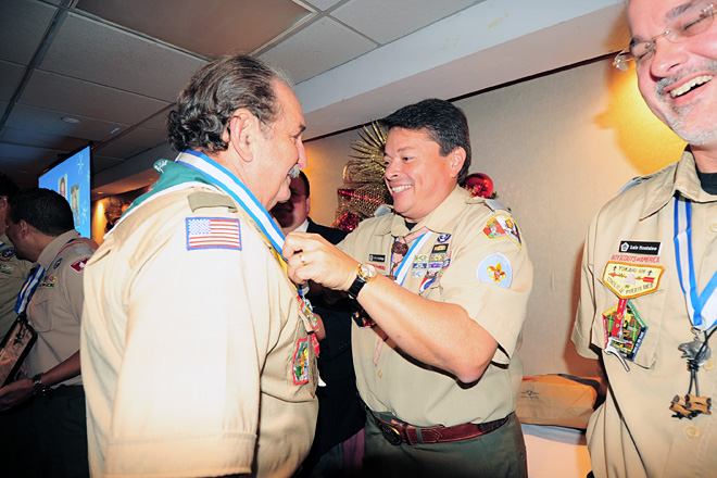 Eric Santiago, presidente del Concilio de Puerto Rico de los Ni&ntilde;os Escuchas de Am&eacute;rica, le entrega el <em>Silver Beaver Award</em> a Carlos D&iacute;az.<br>Manuel D&iacute;az