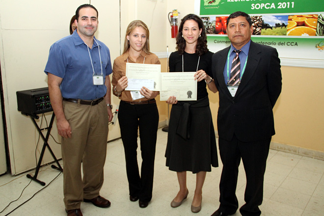 El doctor Esbal Jim&eacute;nez del Comit&eacute; de Evaluaciones otorg&oacute; los premios por sus presentaciones orales a: Aime&eacute; M. Montero, y Cecilia C. D&iacute;az.<br>Suministrada