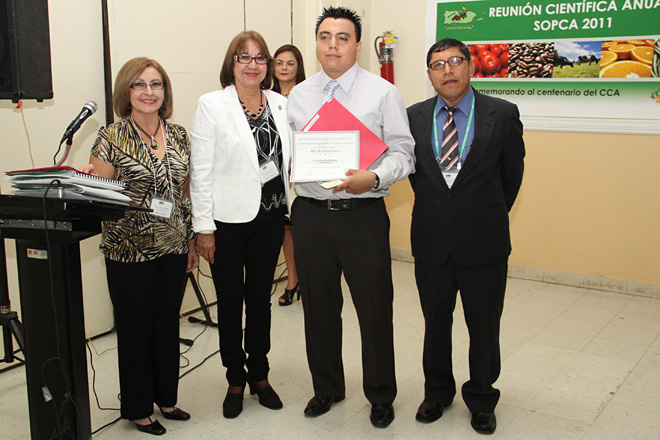 El primer premio de la beca de estudios de SOPCA fue para Carlos Bola&ntilde;os (centro). Le acompa&ntilde;an los doctores Mildred Zapata, Lydia Rivera y Elide Valencia.<br>Suministrada