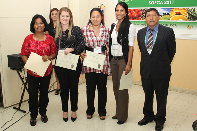 La doctora Consuelo Est&eacute;vez junto a las ganadoras en la competencia de carteles, Od&aacute;liz Far&iacute;a, Yolima Arenas, Nydia Valencia y el doctor Valencia.<br>Prensa RUM