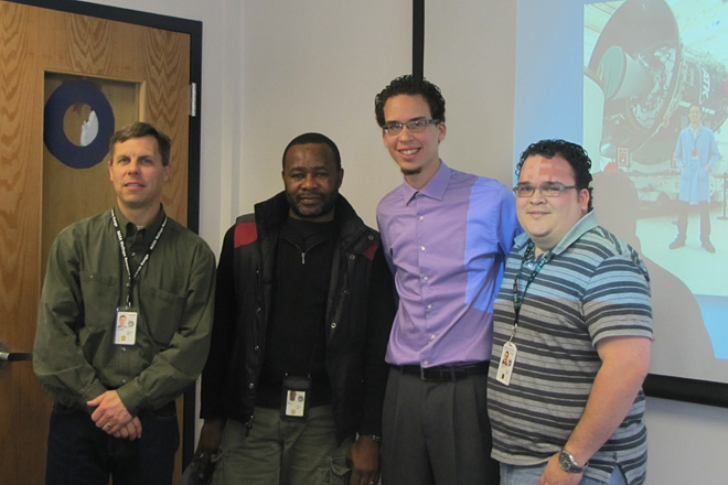 De izquierda a derecha: Jerry Sterling, mentor de Christopher; V&iacute;ctor Eyo, ingeniero del proyecto ISS-CREAM; Christopher Ayala, y Luis Santos, ingeniero del proyecto <em>SmallSat</em>, durante la presentaci&oacute;n final de su internado.<br>Suministrada