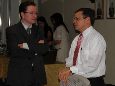 El doctor Mauricio V&aacute;squez (izquierda) conversa con Warren Ram&iacute;rez, vicepresidente <em>senior</em> en consultor&iacute;a financiera de <em>Popular Securities</em>.<br>Suministrada
